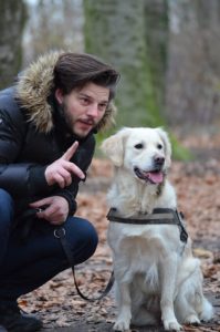 Mann gibt dem Hund Kommando Mann gibt dem Hund Kommando