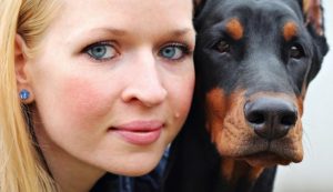 Junge Frau und Ihr Hund Junge Frau und Ihr Hund